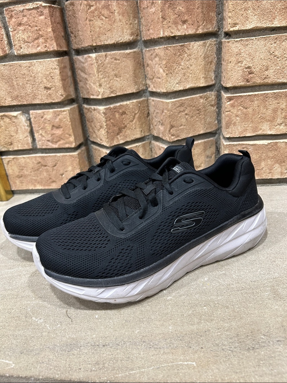 Skechers premium cushion memory foam air-cooled Men's sneakers size 11